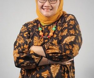 Dr. Yeni Rosilawati, S.IP, S.E, M.M